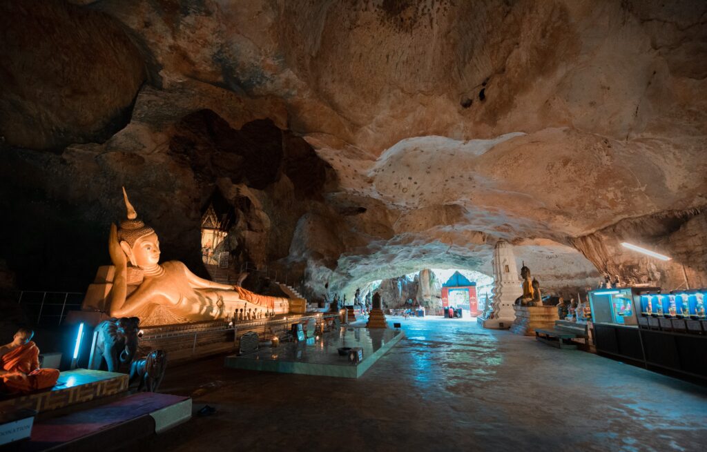 วัดสุวรรณคูหา จ.พังงา ประเทศไทย
Wat Suwan Khuha, Wat Tham Suwan Khuha, Golden Cave ,Phang nga ,Thailand
Khaolak Wonderland Tours